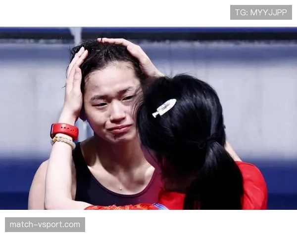 全红婵手里拎着代言合同回村，脚上还是那双旧拖鞋，村口大妈看着都愣住了