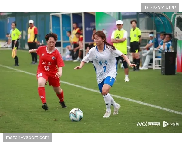 七人制足球规则中每队上场人数与换人次数有何特殊规定？