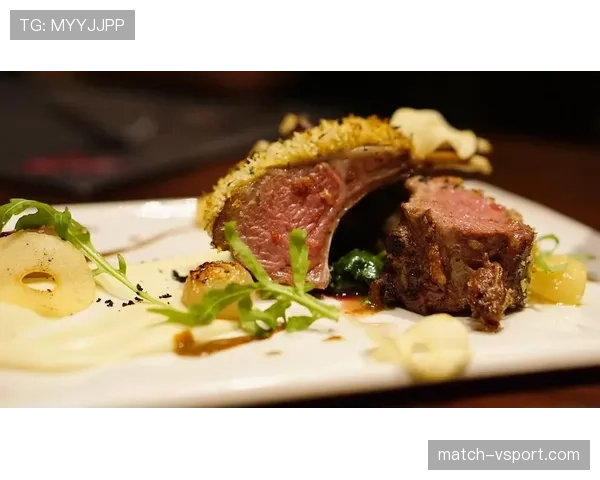 恩比德赛后直接钻进私人飞机吃牛排，这哪是打完球，分明是去度假的吧？