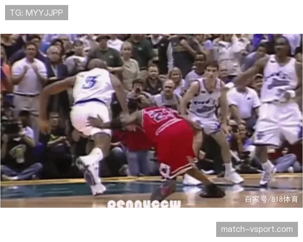 推人犯规判罚细节解析：何时是争议点？裁判如何判定_